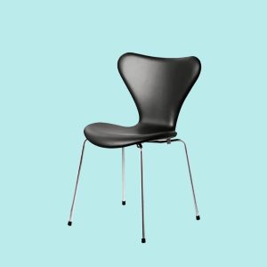 Arne-Jacobsen-7er-stol-Fritz-Hansen-3107-fuldpolstret-sort-essential-læder-lyseblå