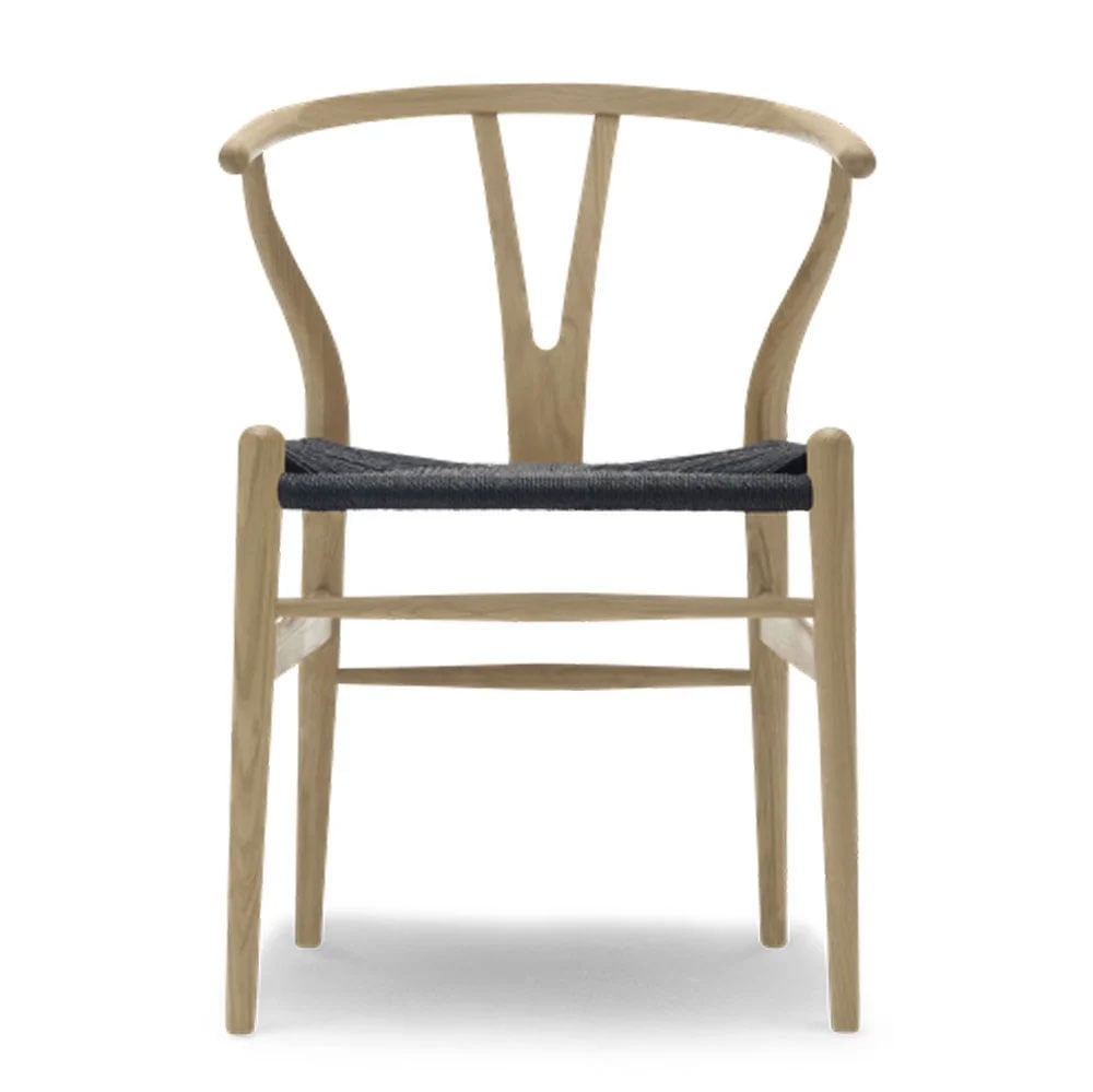 Carl-Hansen-og-søn-CH24-Y-stol-Eg-Sæbebehandlet-eg-med-Sort-flet