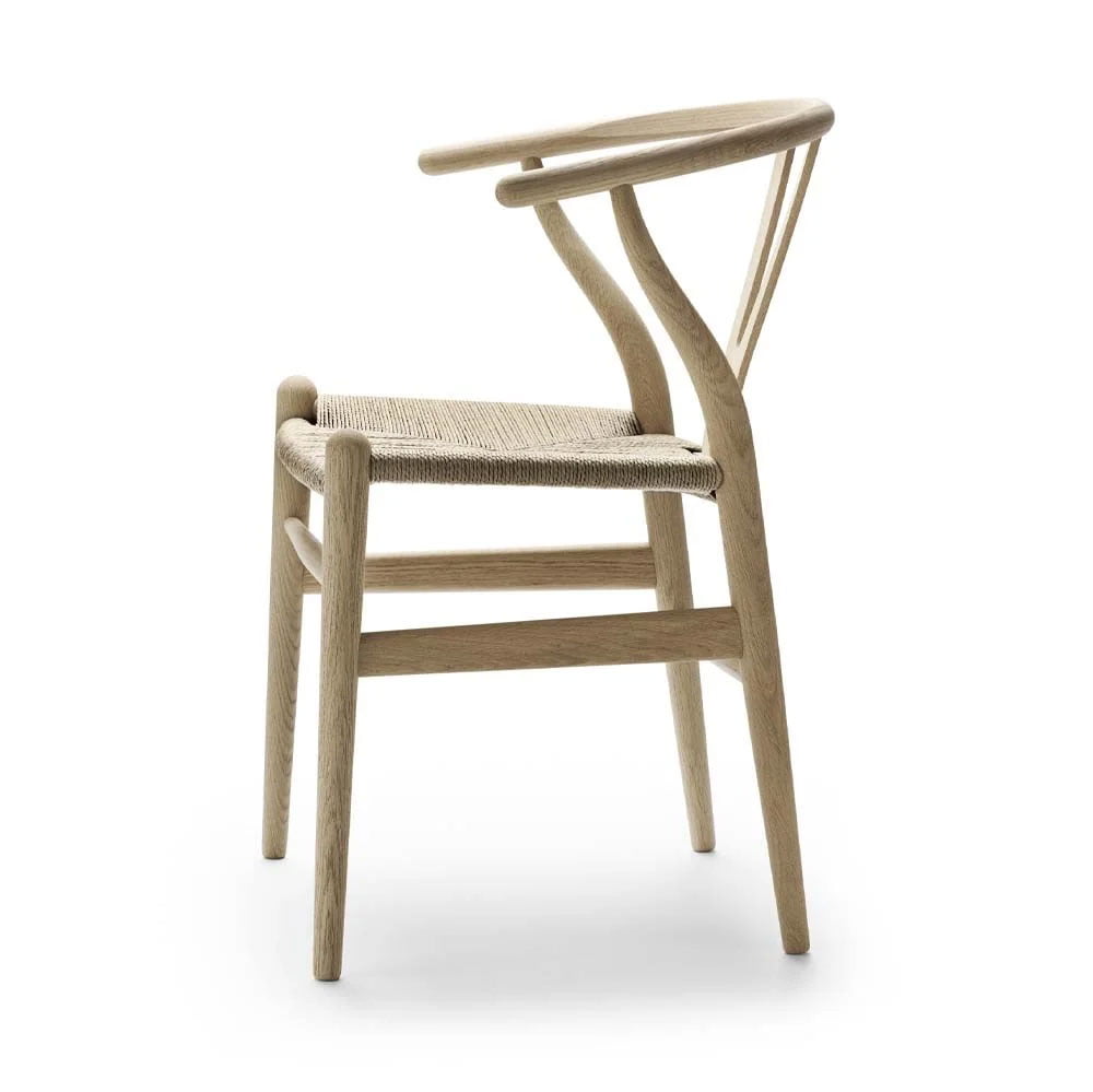 Carl-Hansen-og-søn-CH24-Y-stol-Eg-Sæbebehandlet-eg-med-naturflet-fra-siden