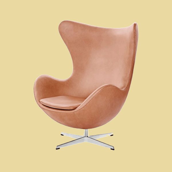 Arne-Jacobsen-Lænestol-Ægget-i-rustic-læder-cognac-gul