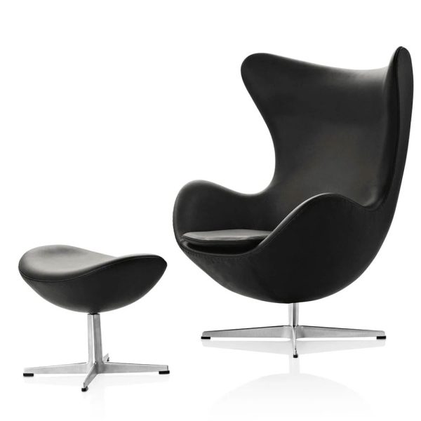 Fritz-Hansen-Ægget-Lænestol-og-skammel-i-sort-læder-designet-af-Arne-Jacobsen