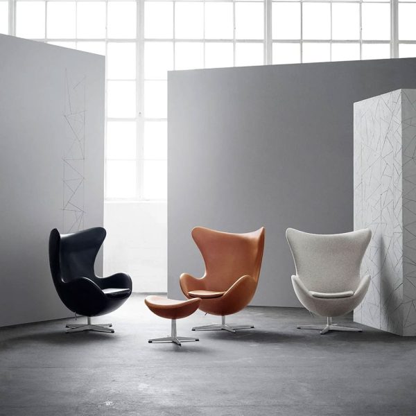 Fritz-Hansen-Ægget-Lænestole-designet-af-Arne-Jacobsen-i-sort-og-brunt-læder-samt-lysegrå-stof