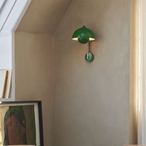 VP8-H35cm-Ø23cm-Verner-Panton-væglampe-signal-grøn-på-væg