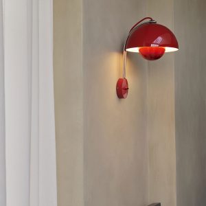 VP8-H35cm-Ø23cm-Verner-Panton-væglampe-vermilion-rød-på-væg
