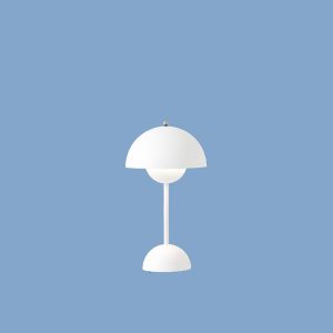 VP9-H30cm-Ø16cm-Verner-Panton-transportabel-bordlampe-hvid-blå