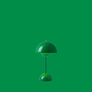 VP9-H30cm-Ø16cm-Verner-Panton-transportabel-bordlampe-signal-grøn
