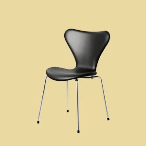 Arne-Jacobsen-7er-stol-Fritz-Hansen-3107-fuldpolstret-sort-essential-læder-gul