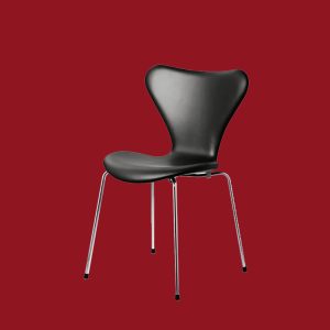 Arne-Jacobsen-7er-stol-Fritz-Hansen-3107-fuldpolstret-sort-essential-læder-rød