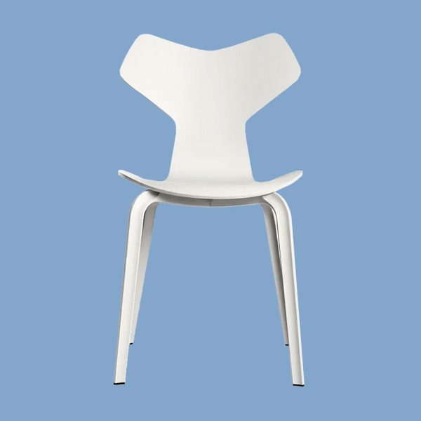 Arne-Jacobsen-Grand-Prix-stol-Fritz-Hansen-4130-hvid-træben-blå