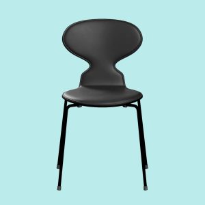 Arne-Jacobsen-Myren-stol-Fritz-Hansen-3101-sort-læder-krom-lyseblå